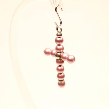 Kreuz Kettenanhänger Altrosa – Versilberter Schmuckanhänger