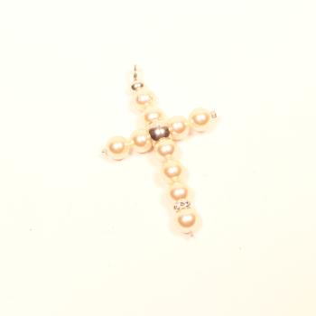 Großer versilberter Kettenanhänger in Kreuzform mit cremefarbenen Polarisperlen, Perlmutt-Effekt und funkelnden Strassrondellen.