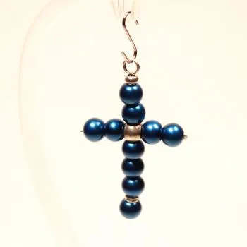 XXL Kreuz Kettenanhänger Dunkelblau – Versilberter Statement-Schmuck - kettenanhänger gross kreuz perlen handmade metall versilbert polaris dunkelblau glänzend