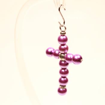 Kettenanhänger, Schmuckanhänger, Kreuz, Polarisperlen, Lila, Strass, versilbert, handmade, chic-peppig-bunt, Statement-Schmuck.