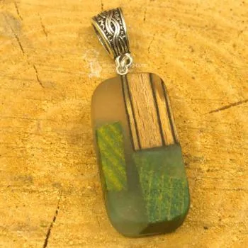 Anhänger mit Holzstücke