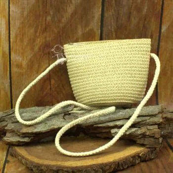 kleine Handtasche in der Form eines Korbes