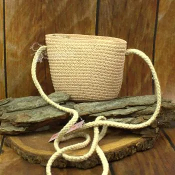 kleine Handtasche in der Form eines Korbes