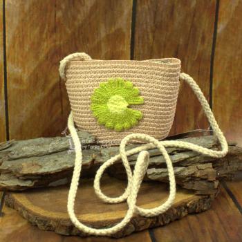 Kinderhandtasche mit kleiner Blume als Motive