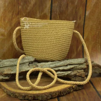 kleine Handtasche in der Form eines Korbes