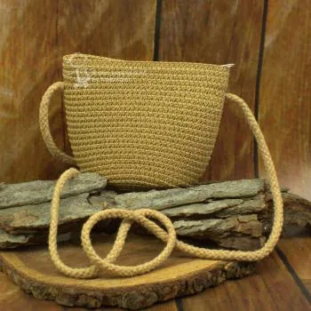 kleine Handtasche in der Form eines Korbes