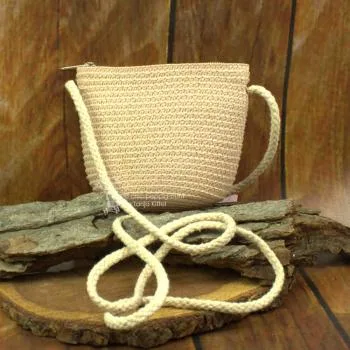 kleine Handtasche in der Form eines Korbes