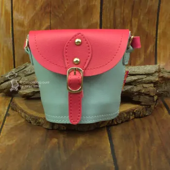 Kinderhandtasche mit kleine Gürtelschnalle