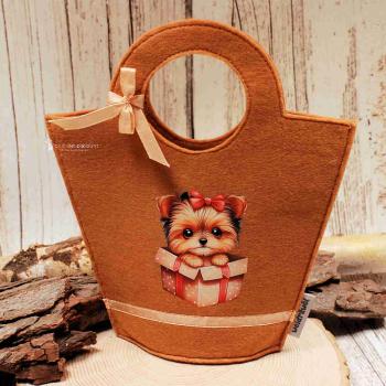 Handgenähte braune Kindertasche aus Filz mit gepresstem Hundemotiv, runden Griffen und kleiner Schleife der Marke weidräwöl.