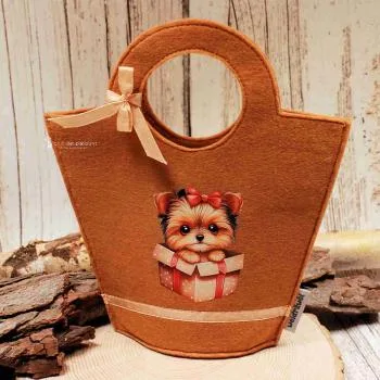 Handgenähte braune Kindertasche aus Filz mit gepresstem Hundemotiv, runden Griffen und kleiner Schleife der Marke weidräwöl.