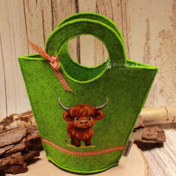 Handgenähte grüne Kindertasche aus Filz mit gepresstem Rind-Motiv, runden Griffen und kleiner Schleife der Marke weidräwöl.