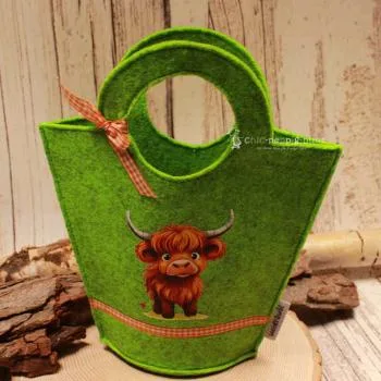 Handgenähte grüne Kindertasche aus Filz mit gepresstem Rind-Motiv, runden Griffen und kleiner Schleife der Marke weidräwöl.