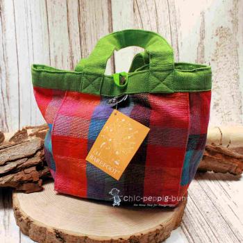 Kleine grüne Lunch Bag von Barefoot mit Karomuster aus handgewebtem Stoff als umweltfreundliche Handtasche.