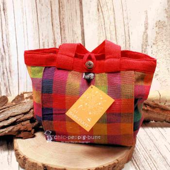 Kleine rote Lunch Bag von Barefoot mit Karomuster aus handgewebtem Stoff als umweltfreundliche Handtasche.