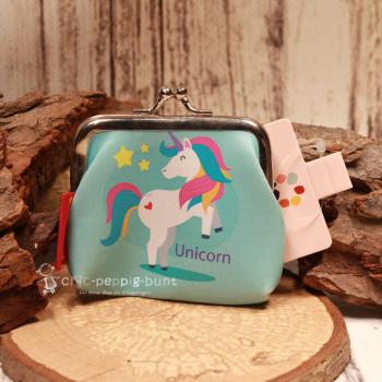 Detailaufnahme der Kunstleder-Oberfläche des Einhorn-Geldbeutels mit Retro-Clipverschluss.