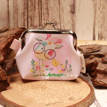 Kleine Knipsbörse aus Kunstleder mit modernem Giraffen-Grafik-Motiv und silbernem Metallbügel.