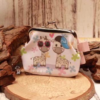 Detailaufnahme der Kunstleder-Oberfläche des Giraffen-Geldbeutels mit robustem Clipverschluss.