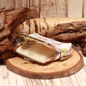 Geöffnete Giraffen-Bügelbörse mit Blick in das geräumige Hauptfach für Kleingeld und Scheine.