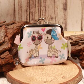 Kleine Knipsbörse aus Kunstleder mit grafischem Giraffen-Motiv und silbernem Knippverschluss.