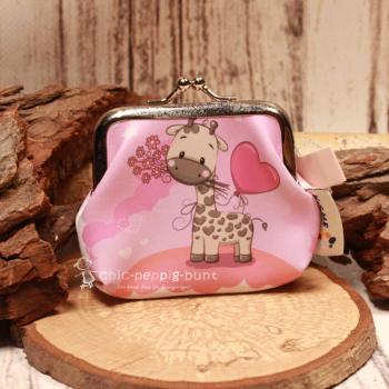 Detailaufnahme der Kunstleder-Oberfläche des Giraffen-Geldbeutels mit robustem Clipverschluss.