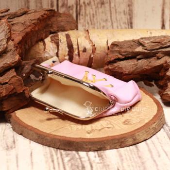 Geöffnete Giraffen-Bügelbörse mit Blick in das geräumige Innenfach für Münzen und Scheine.