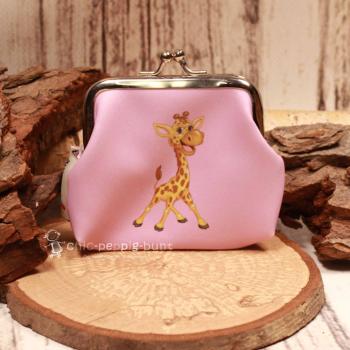 Kleine Knipsbörse aus Kunstleder mit modernem Giraffen-Grafik-Motiv und silbernem Metallbügel.