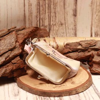 Geöffnete Giraffen-Bügelbörse mit Blick in das geräumige Innenfach für Münzen und Scheine.