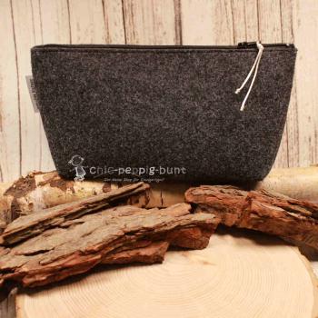 Nahaufnahme der aufgenähten Blumen und des Stoffbands auf der Handmade Kulturtasche.