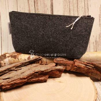 Nahaufnahme der vier bunten Blumen und der gestreiften Bordüre auf der Filztasche.