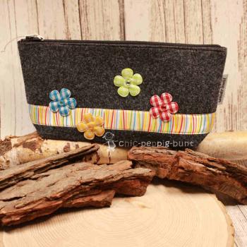 Handgenähte weidräwöl Kosmetiktasche aus grauem Filz mit lila Karoband und Blumen.