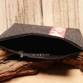 Nahaufnahme der aufgenähten Herzchen und der roten Bordüre auf der Handmade Kulturtasche.