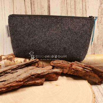 Filz-Kosmetiktasche 24x12 cm von weidräwöl auf einem Holztisch.