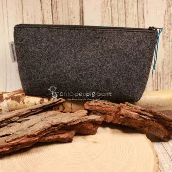 Filz-Kosmetiktasche 24x12 cm von weidräwöl auf einem Holztisch.
