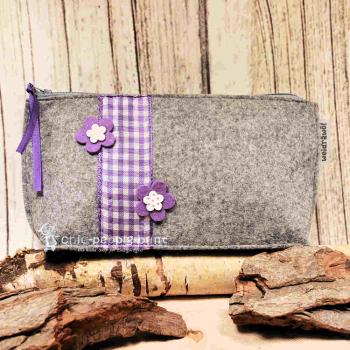 Handgenähte weidräwöl Kosmetiktasche aus hellgrauem Filz mit Blumen und lila Karoband.