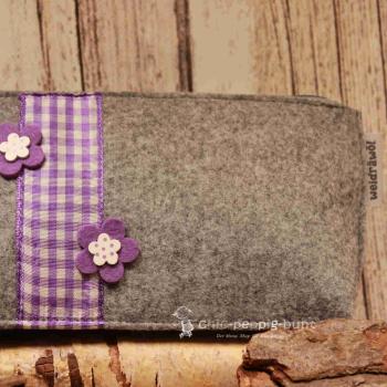 4 cm tiefe handgefertigte Kulturtasche aus Filz mit stabiler Standfestigkeit.