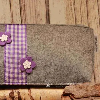 4 cm tiefe handgefertigte Kulturtasche aus Filz mit stabiler Standfestigkeit.