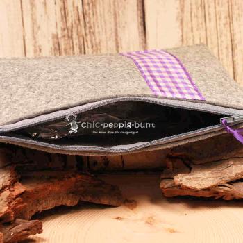 Nahaufnahme der Blumen-Applikation und lila Karobordüre auf der weidräwöl Kulturtasche.