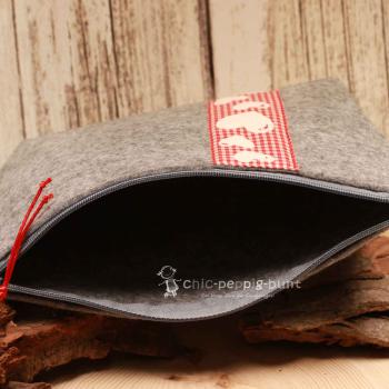 Filz-Kosmetiktasche 24x12 cm von weidräwöl auf einem hellen Hintergrund.