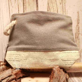 Stabiler Reißverschluss der hellgrauen Utensilientasche aus stoff