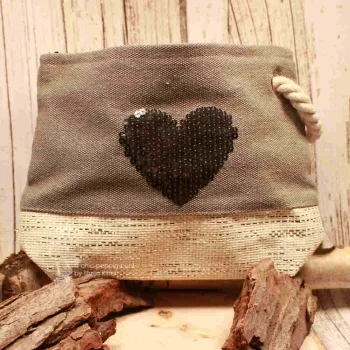 Graue Kosmetiktasche aus Baumwolle mit aufgesticktem silbernem Pailletten-Herz und maritimem Segelseil-Griff.