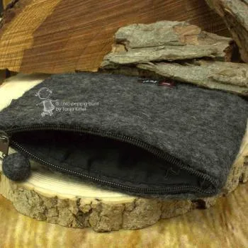 dunkelgraues Mäppchen mit Totenkopf