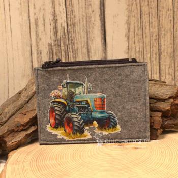Mäppchen Filz mit Traktor grün Motiv hellgrau