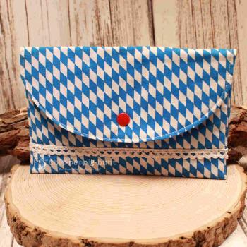 Großer handgenähter Geldbeutel von chic-peppig-bunt mit blau-weißen bayerischen Rauten und blauem Innenfutter auf hellem Hintergrund.