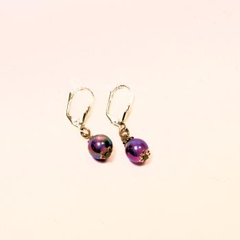 Handgefertigte Ohrringe von chic-peppig-bunt mit einer lila-blau marmorierten Perle und versilberter Klappbrisur.