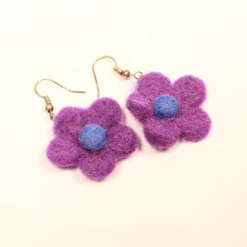Handgefertigte Blumen-Ohrringe aus lila und blauem Filz mit versilberten Fischhaken-Aufhängungen.