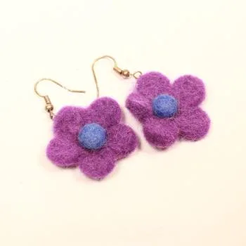 Handgefertigte Blumen-Ohrringe aus lila und blauem Filz mit versilberten Fischhaken-Aufhängungen.