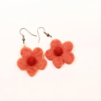 Handgefertigte Blumen-Ohrringe aus orange-rotem Filz mit versilberten Fischhaken-Verschlüssen.