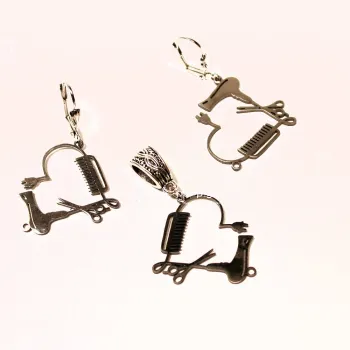 Versilbertes Friseur Schmuck-Set bestehend aus Ohrringen und einem Kettenanhänger mit Schluppe im Fön-Kamm-Schere-Design.