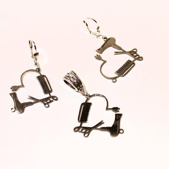 Versilbertes Friseur Schmuck-Set bestehend aus Ohrringen und einem Kettenanhänger mit Schluppe im Fön-Kamm-Schere-Design.