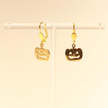 Handgefertigter Modeschmuck mit Hasenmotiv aus versilbertem Metall.